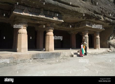  Der Ajanta-Höhlenkomplex: Ein Meisterwerk buddhistischer Kunst aus dem 5. Jahrhundert